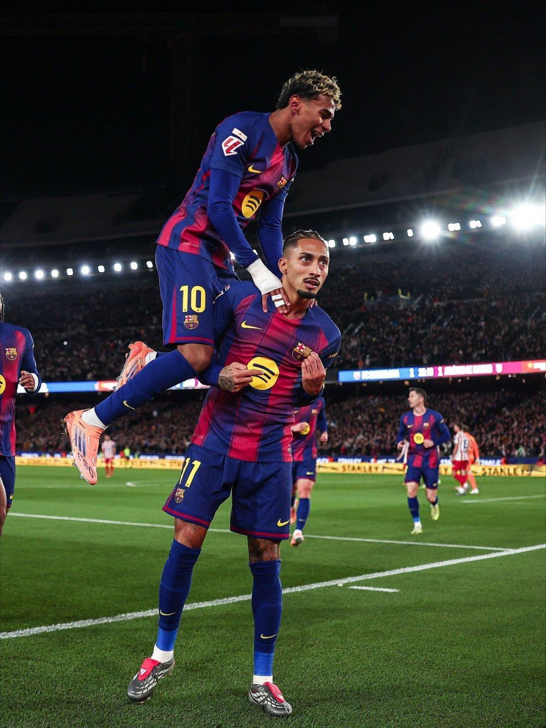 每体：上世纪90年代末，我午餐时采访了当时的巴塞罗那主教练路易斯·范加尔。这位荷