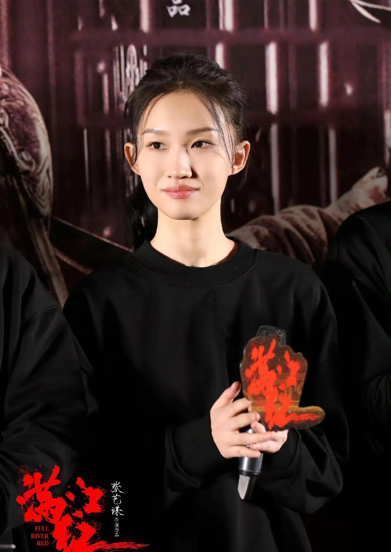 原来谋女郎王佳怡当年在拍完《满江红》之后她又回去中戏上学了，大学毕业之后还选择了