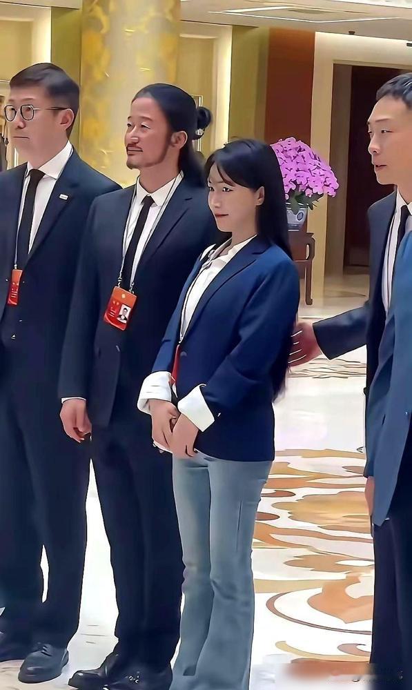 笑不活了，某些人是不是得了见辫就清宫的臆想症啊？
人家扎辫子是提前一小时对着镜