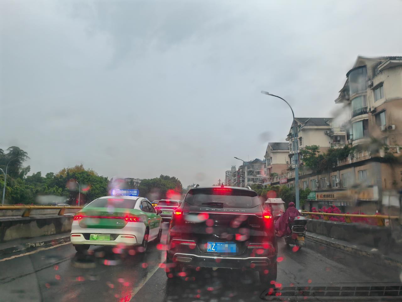 四川乐山，有一种常见现象，只要下雨别管雨大雨小，路上车子感觉多了1倍，拥堵是必须