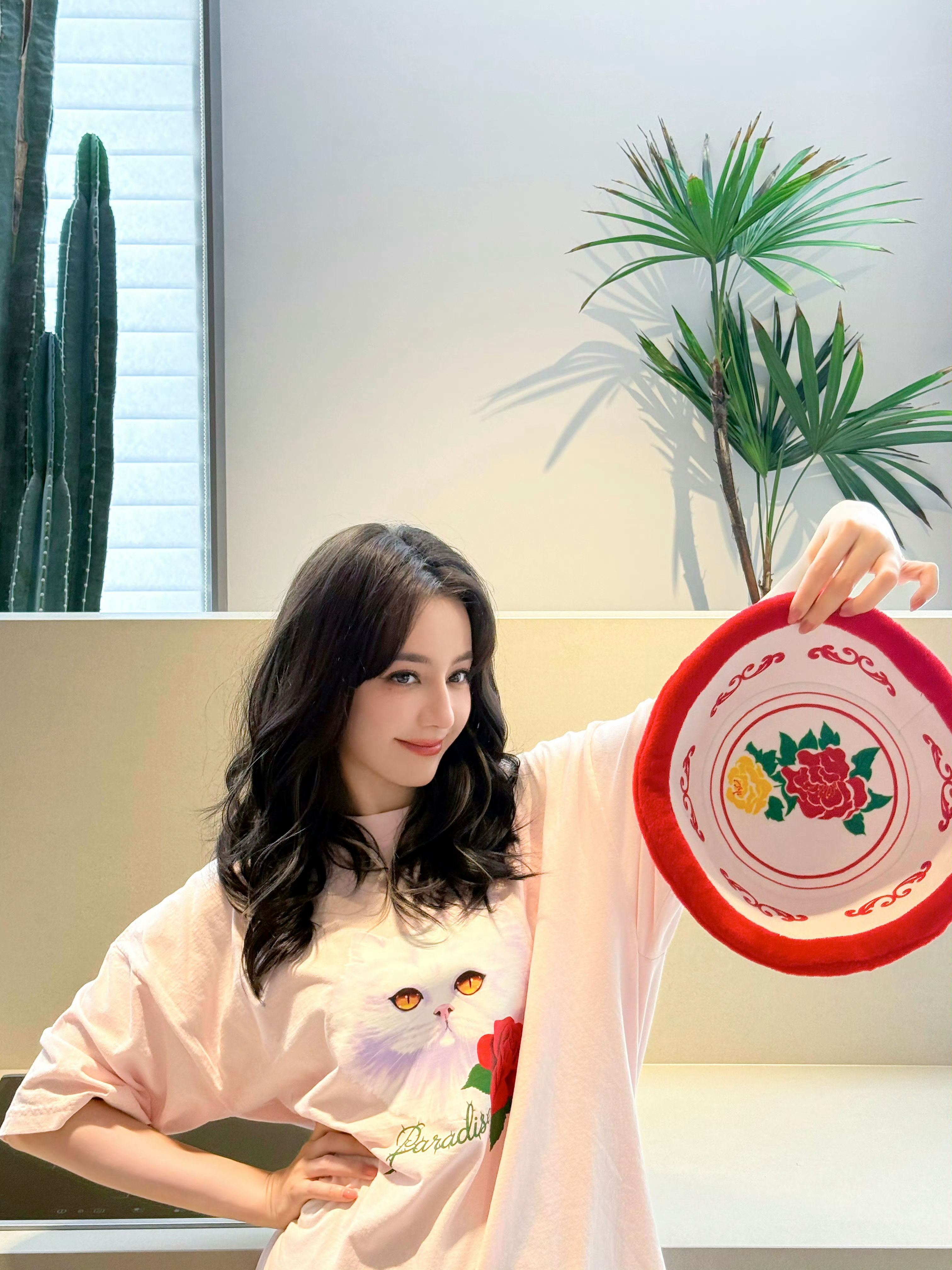 迪丽热巴大花盆帽子迪丽热巴明示已完全进入巴巴奇思妙想的小世界了[期待] ​​​