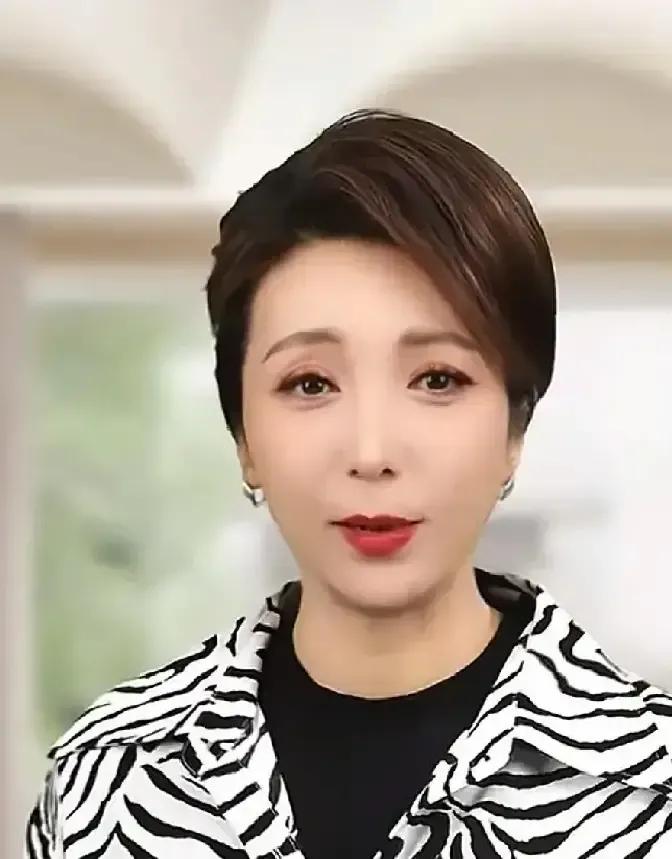 马晓红把《拍客行动》做成我放学回家必蹲的电视下饭菜。
她穿件米色西装，对着镜头一