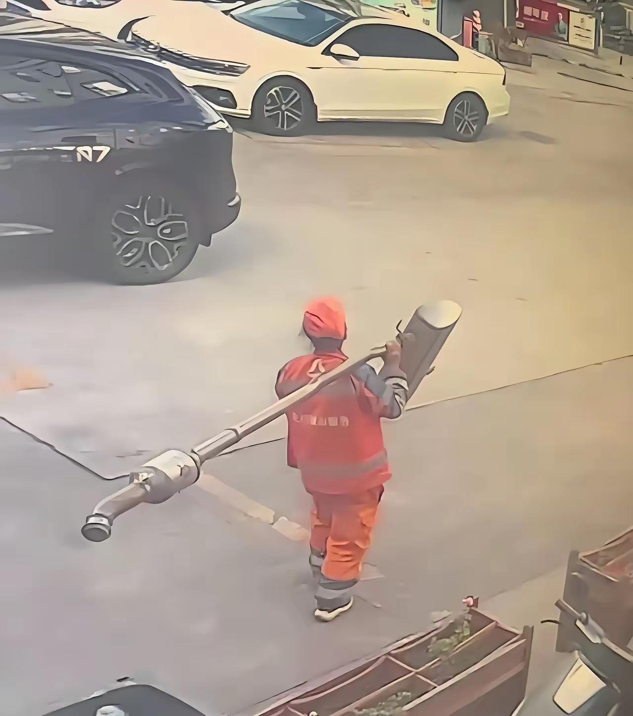 云南，一个环卫大姨，趁着四下无人，走进汽修厂，把厂门口价值1万多块的排气管拿走当
