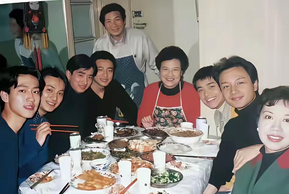 1997年珍贵旧照曝光！张国荣专程从香港赶来北京，看望恩师张曼玲夫妇。
红衣围裙