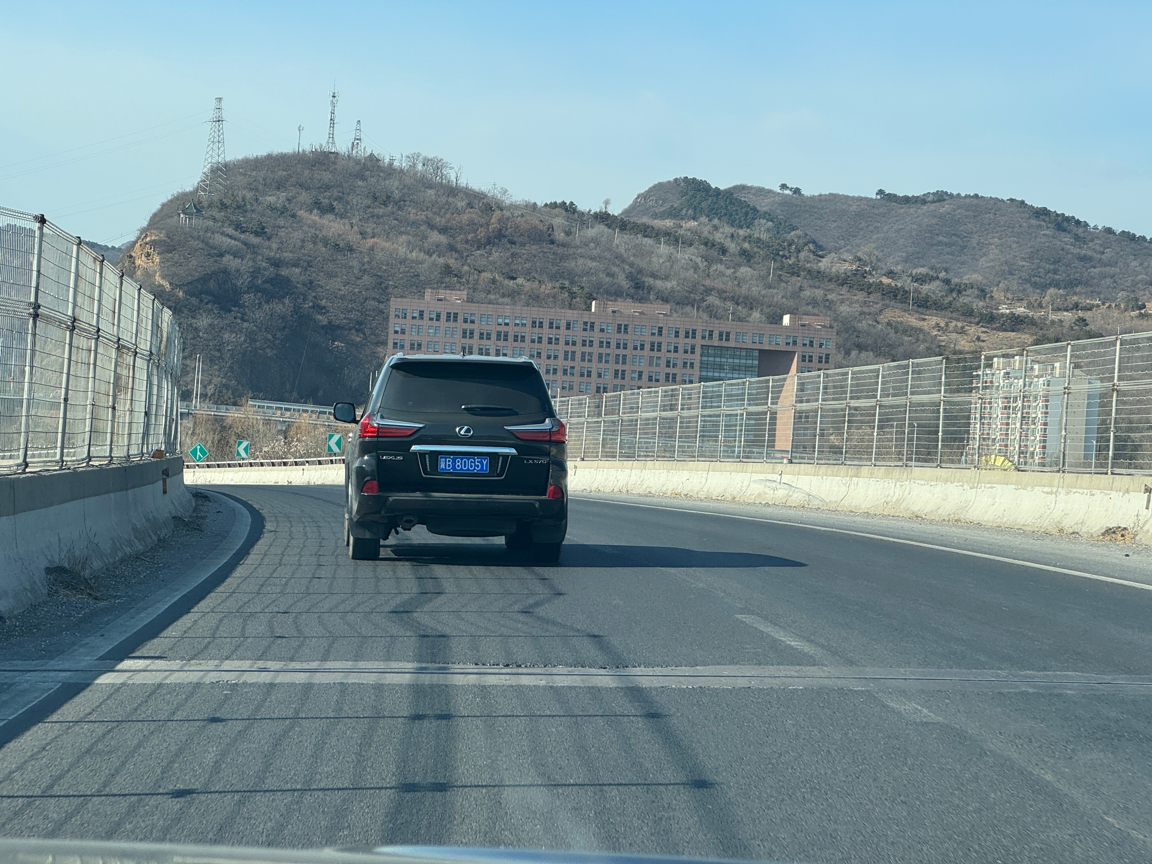 大57备胎是下挂式但是显然是原厂设计更适合背挂式同平台的普拉多陆巡基本上背挂式因