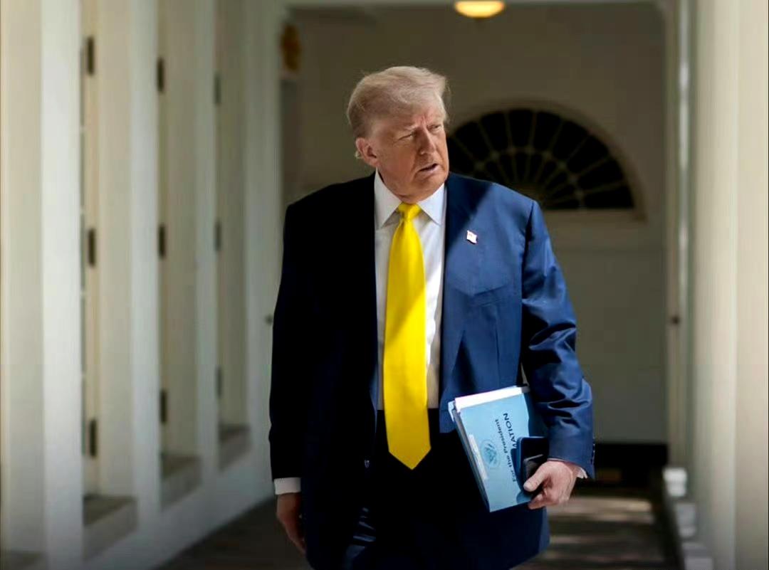 特朗普认为，为了避免格陵兰岛被中俄战领，应该给美国。
他声称，倘若中俄要占领格陵