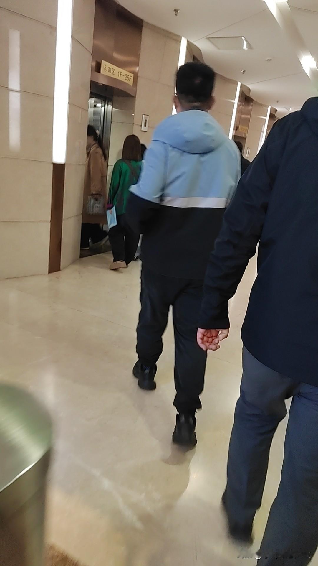 30岁没结婚、没稳定收入，在很多人眼里就是“废了”。

我身边一位远房亲戚姑娘，