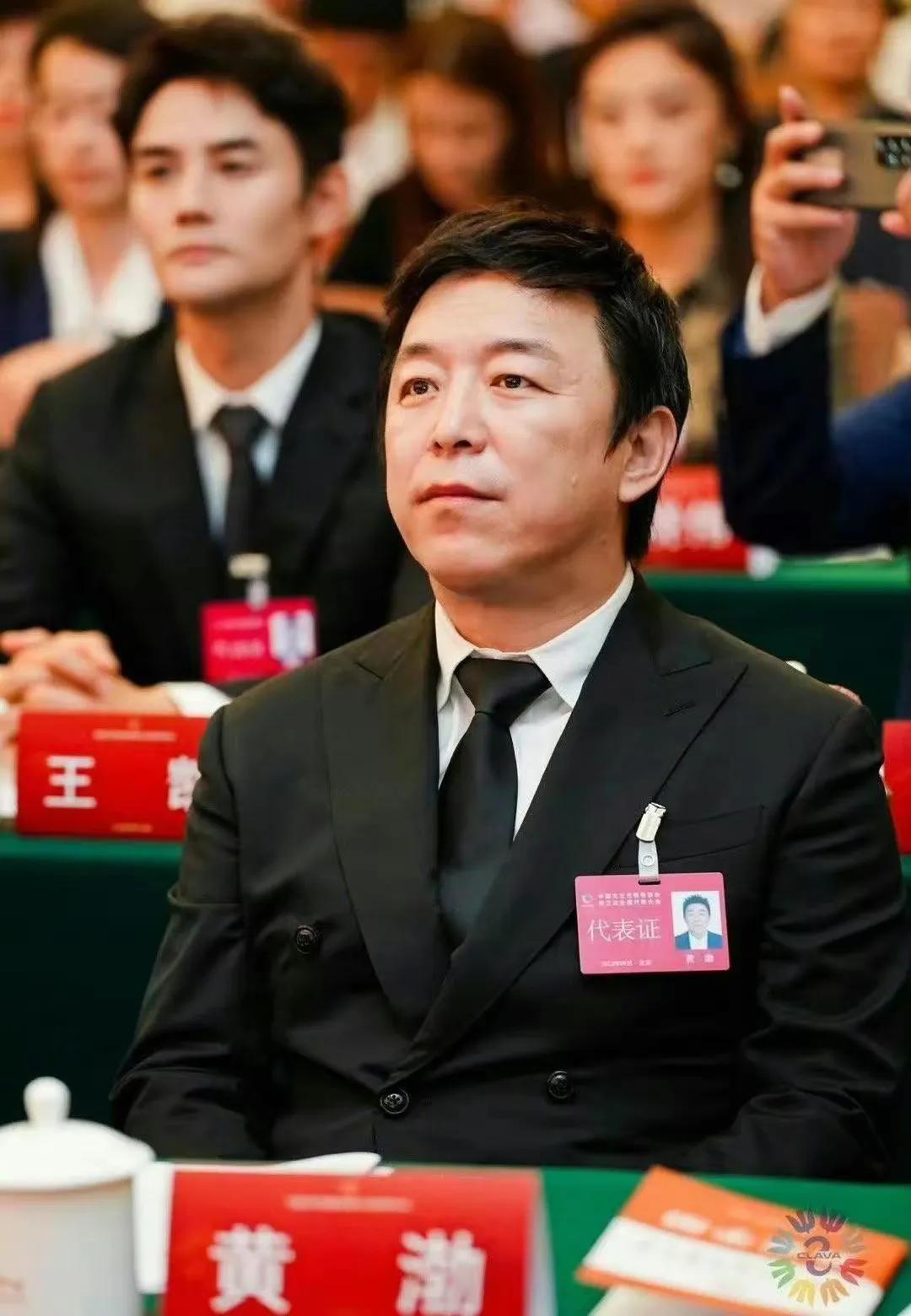 央视高清镜头下，明星的表情藏不住了！

昨天央视的晚间新闻报道了中国文艺志愿者协
