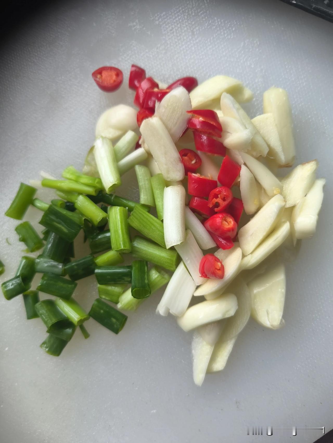 炒菠菜
      自家种的菠菜长得十分繁茂，都快把盒子撑爆了。若再不食用，便会