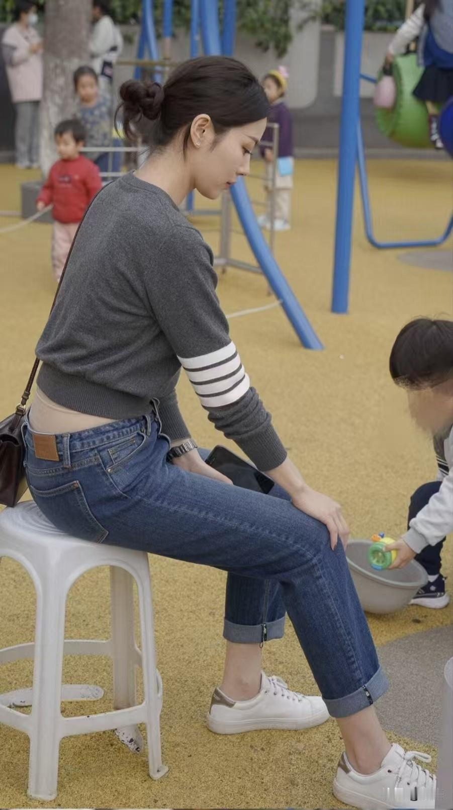 牛仔裤如何搭配才时髦?
终于找到不挑人的牛仔裤搭配！
深灰针织衫配复古直筒九分牛