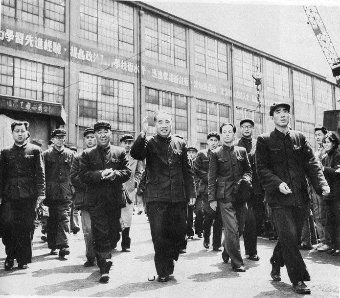 1958年，中共中央副主席、国家副主席朱德(中)视察上海锅炉厂，党委书记刘东海(