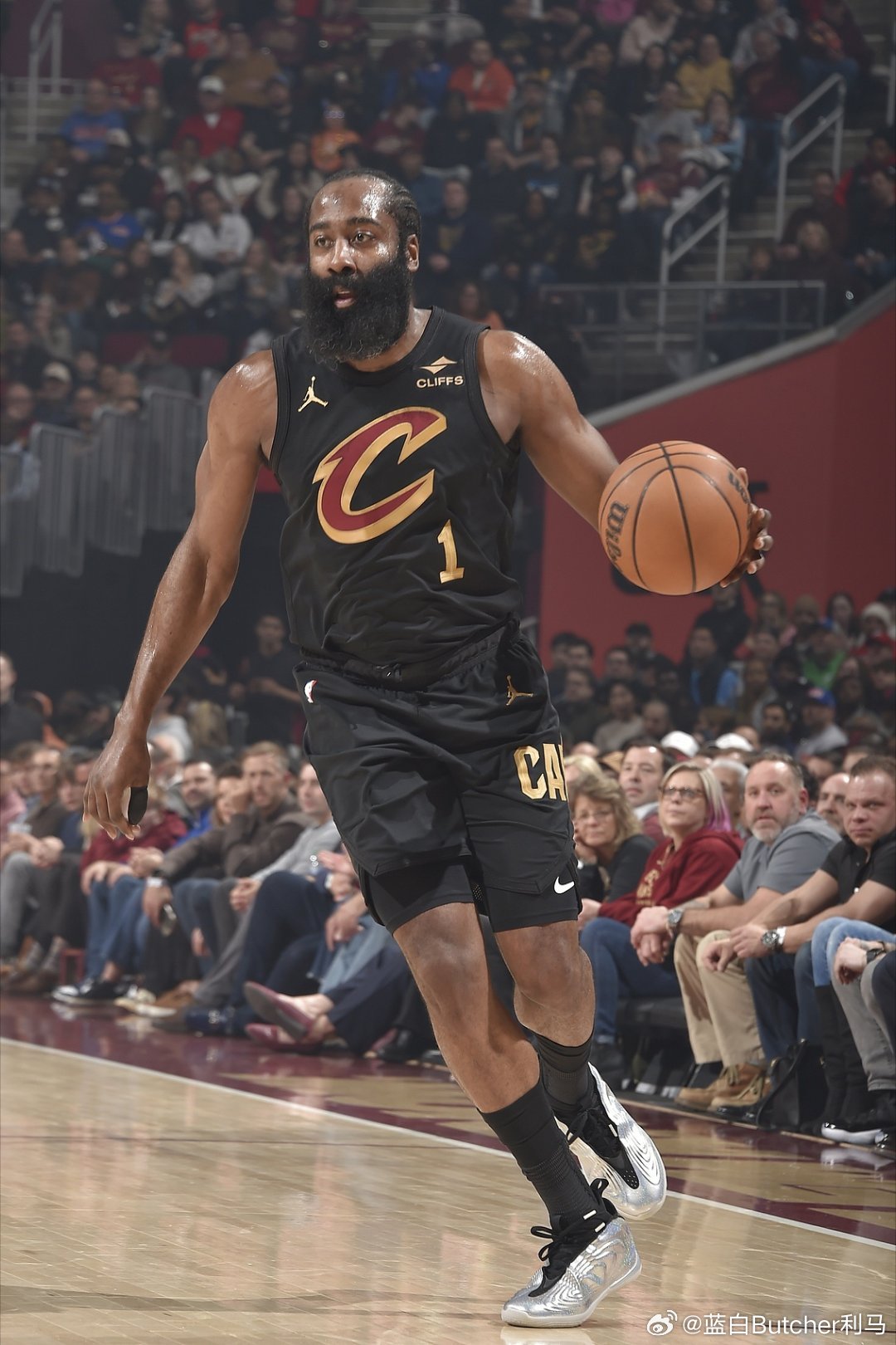 NBA常规赛，骑士113-109战胜活塞。赛后主帅阿特金森接受采访时谈到了哈登。