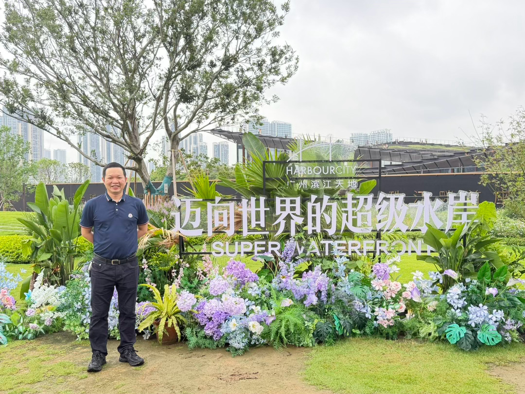 在“迈向世界的超级水岸”，感受城市的澎湃活力。愿这里的一切，都如这盛开的花海一般