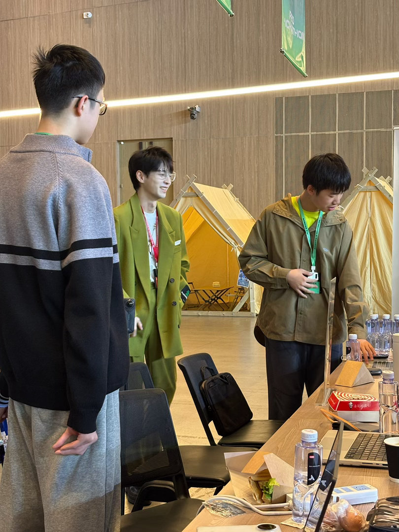 蒲熠星大赛现场重回十年前蒲熠星南大校草限定回归谁懂啊！蒲熠星对着选手的作品输出观