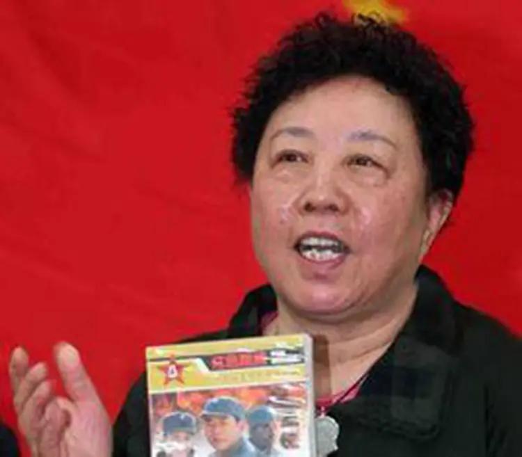 肖南溪：萧锋将军的女儿，是萧峰将军唯一的孩子。
肖南溪说，父亲肖锋12岁就参加了