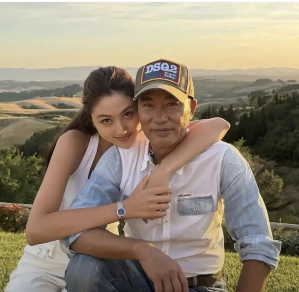 真没想到任达华的女儿长的这么漂亮，她完全继承了父母身上的优质基因，出落得比模特妈