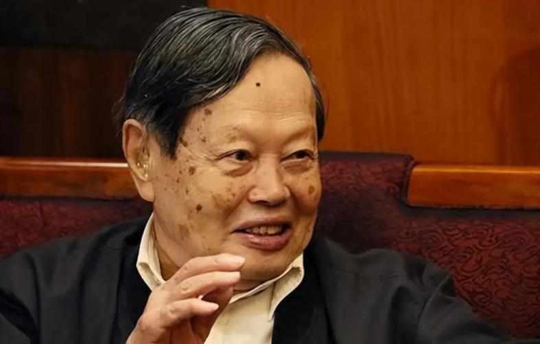 杨振宁：易经毫无逻辑，阻碍了科学发展，拖中国科研的后腿！

海峡新干线消息，杨振