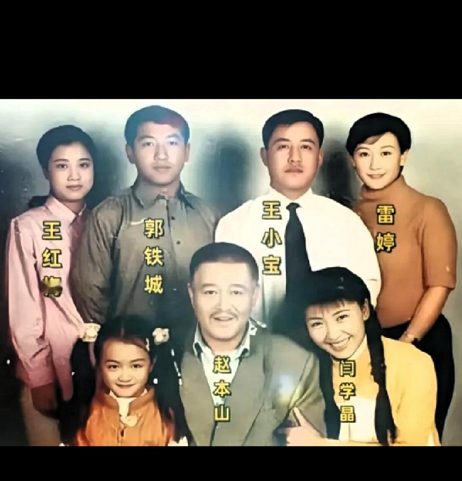 大家有没有发现，阎学晶和男人拍照都拉拉扯扯的！
这张照片是年轻时的闫学晶挽着师傅