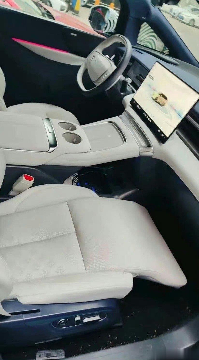 小鹏X9全套家电已上车，是不是黑色比浅色更带劲儿？ ​​​
