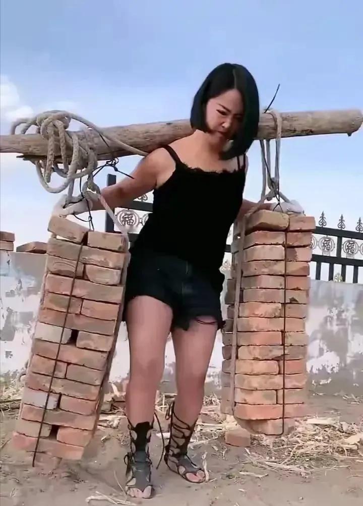 
巾帼不让须眉，这女子好样的，只是，在工地挑砖这样穿着打扮，会不会有点不妥呢？