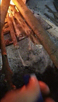 证明烟中含有很多易燃气体和颗粒