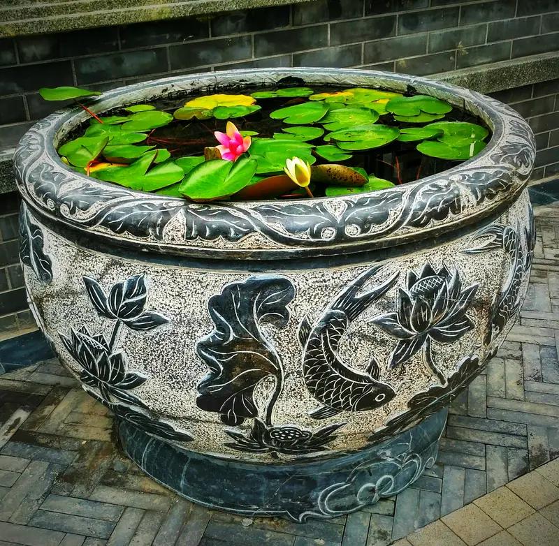 解析
1. 对仗工整：
“锦上”（描绘美景的名词）与“雪中”（刻画困境的名词）相