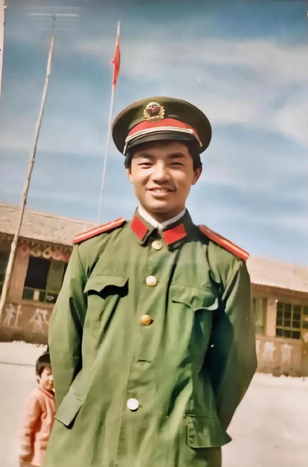 军帽是87式，肩章专业军士军衔，但87式军装不再使用领章，而且这副领章是65式，