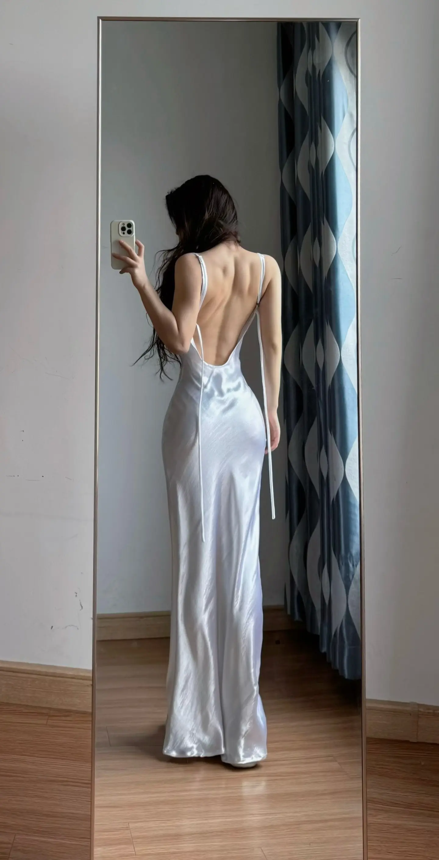 我的院子里种了四万万多玫瑰
每一天清晨
我都会捧着一本书坐在门口
路过的人都会称赞它们的美丽
有的甚至还想折去一两朵
