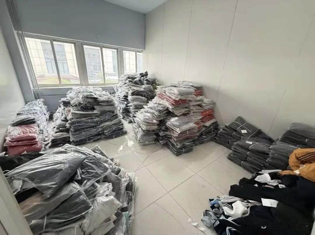 100块就想买名牌？西宁这位大哥栽得不冤！警方端掉一个“名牌仓库”，搜出1800