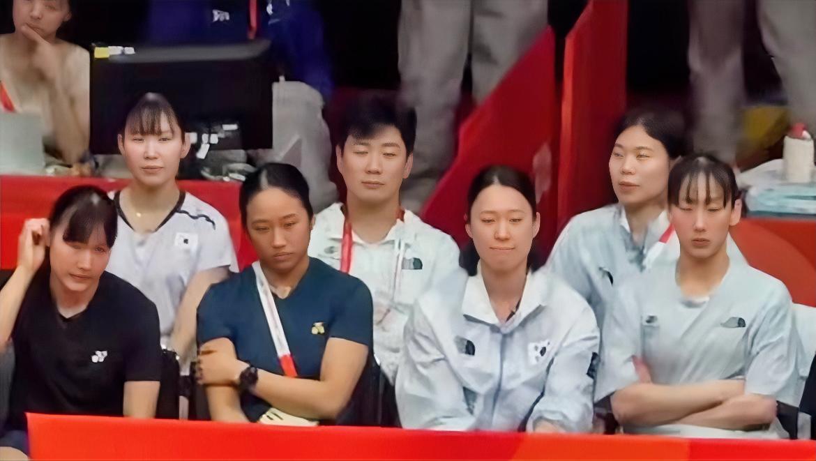 坐在场边的安洗莹脸都快黑成非洲人了，其实这也不能怪她，韩国女团就只有她空砍一分，