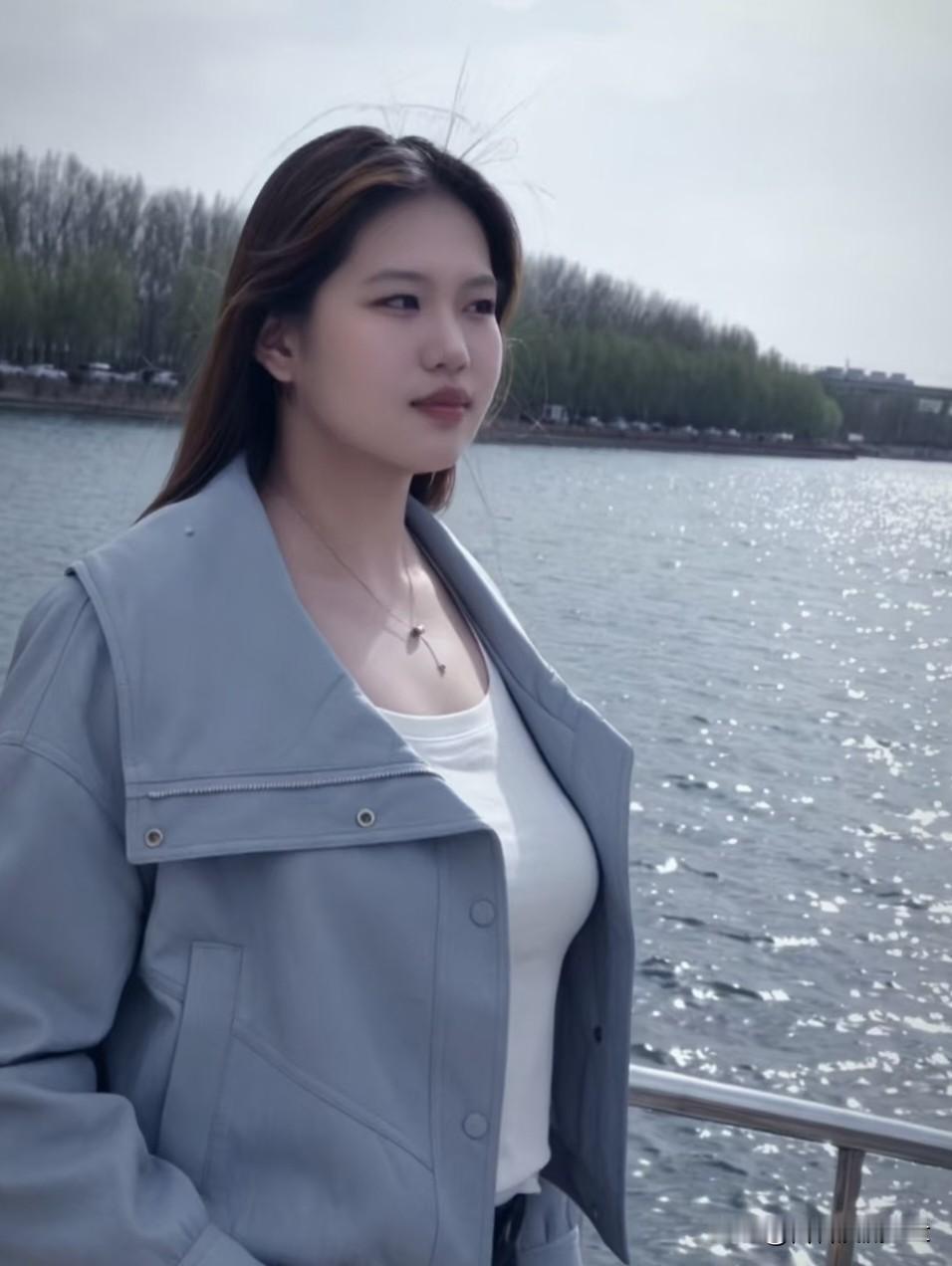 清平乐·湖岸
 
晴光如练，风软波生霰。
岸柳含烟凝浅黛，漫惹清愁一点。
 
凭
