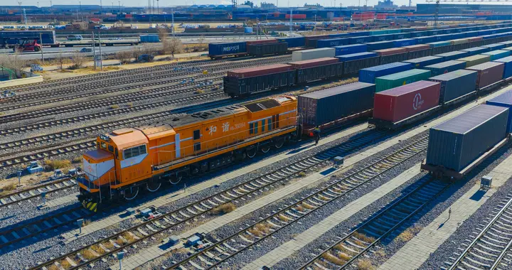 今年中欧班列中通道通行量突破3500列