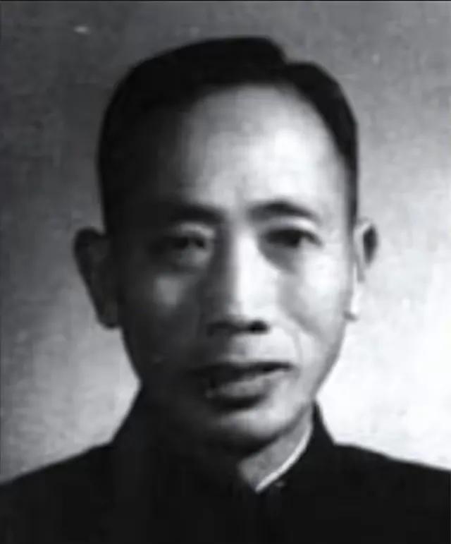 1955年授衔现场，原国民党少将白天三次拒绝中将军衔，惊动全场。这位黄埔军校毕业