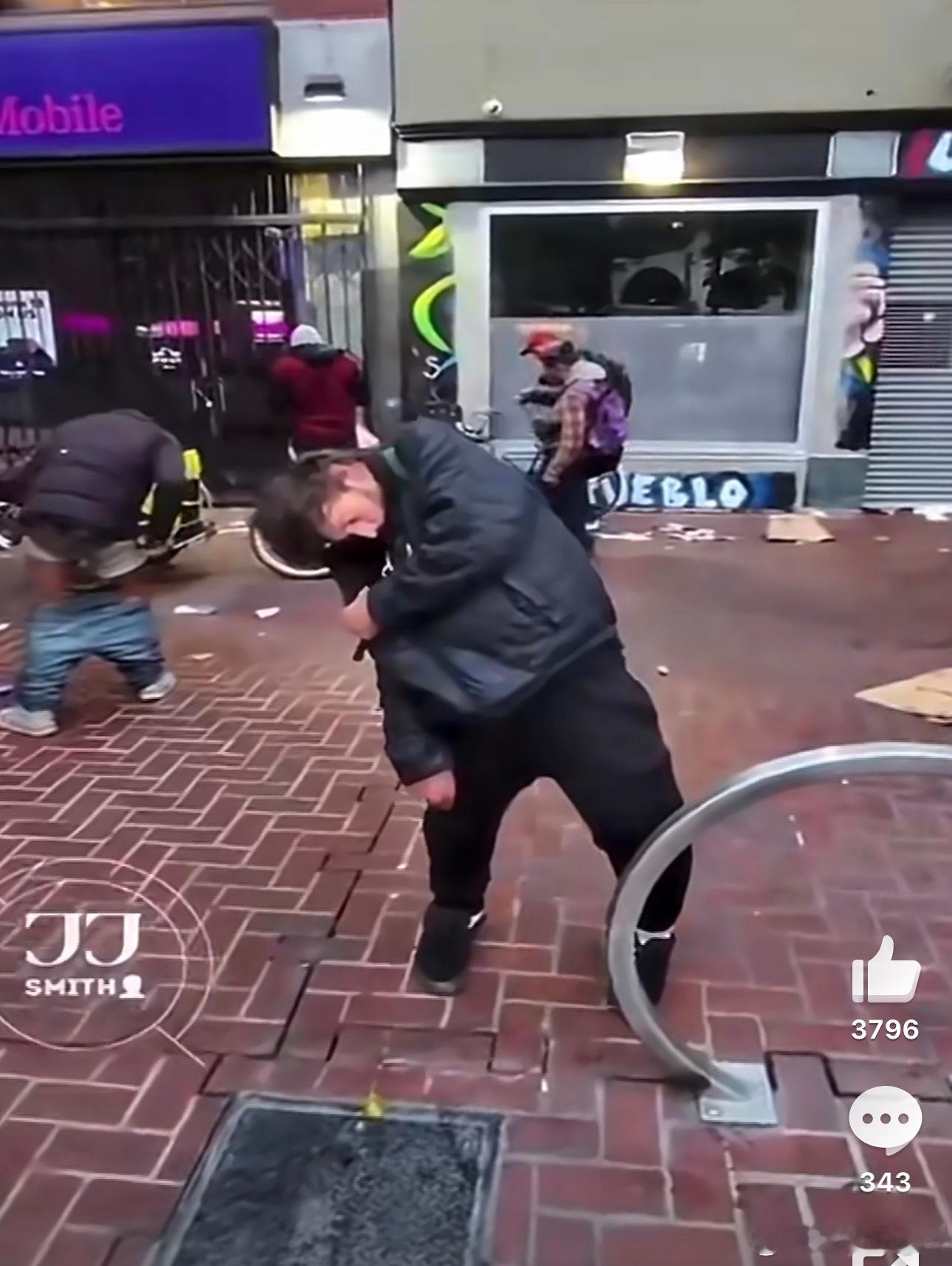 来自地狱的行为艺术。美国街头吸毒者众多如丧尸聚集