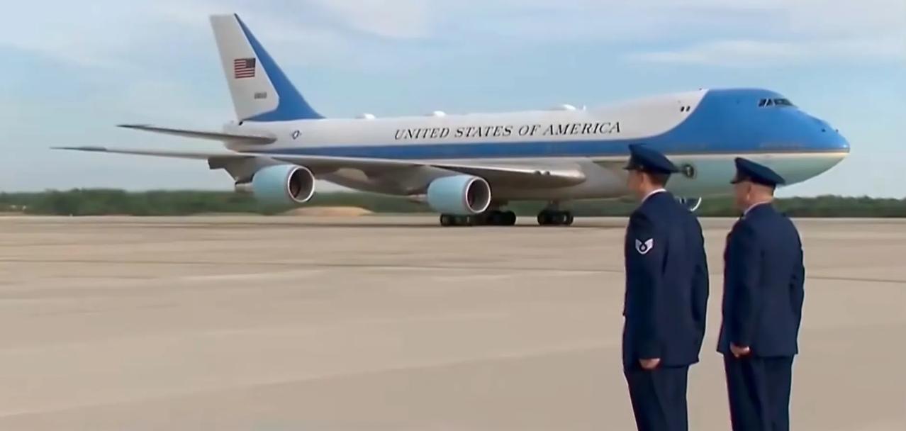 美国总统特朗普的“空军一号”回国落地，注意看美国人派了两名士兵站在转弯滑行的“空