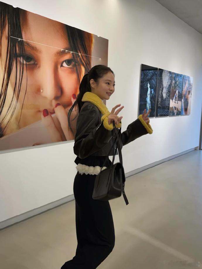 Jennie生日摄影展谁懂啊！Jennie 看摄影展的穿搭，简直是妈咪界的天花板