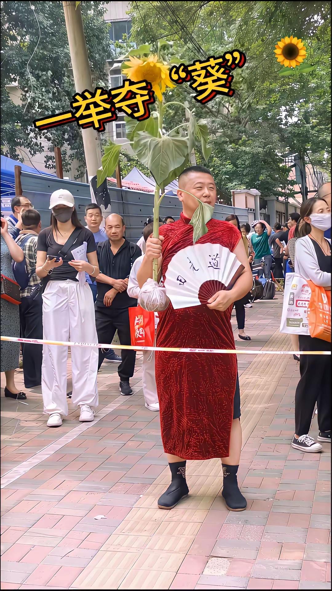 看到这一幕
忍不住想笑
这是哪里的“奇葩风俗”呢？
好像陕西等北方没有这样的“奇
