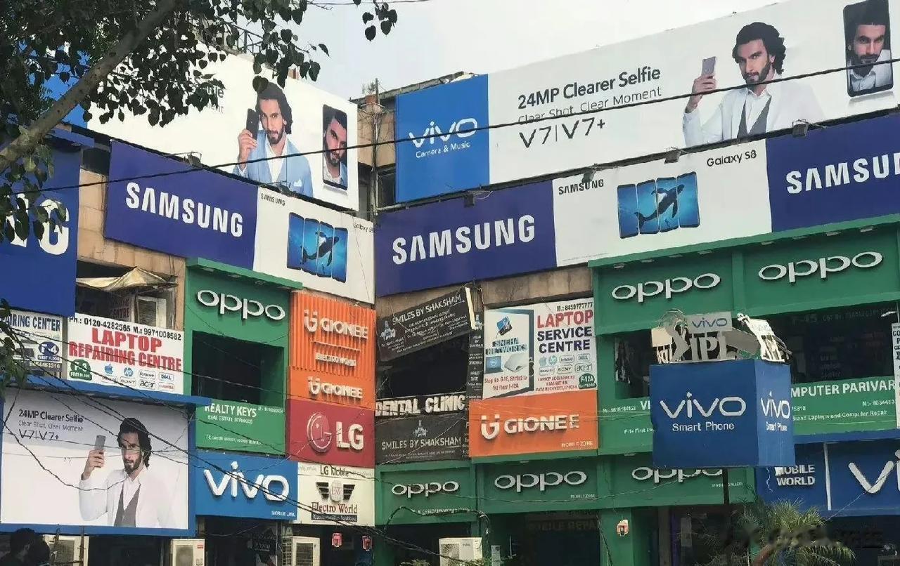 印度街头的中国品牌手机。 ​[灵光一闪]