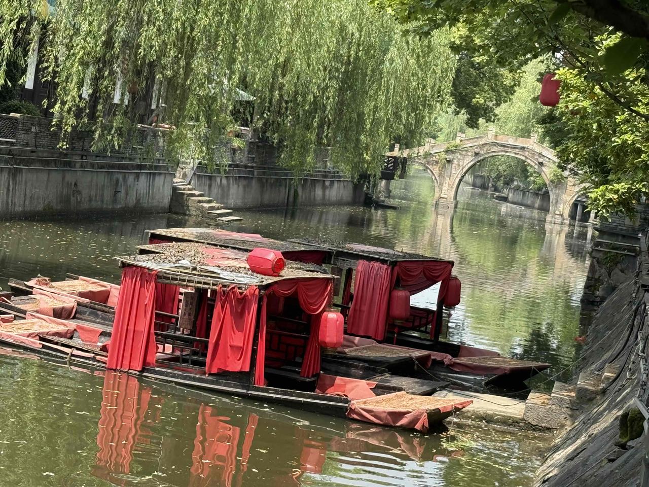 海宁许村科同老街来过吗？还不错，今天周六，被我包场了，我一人一车骑行三十多千米…