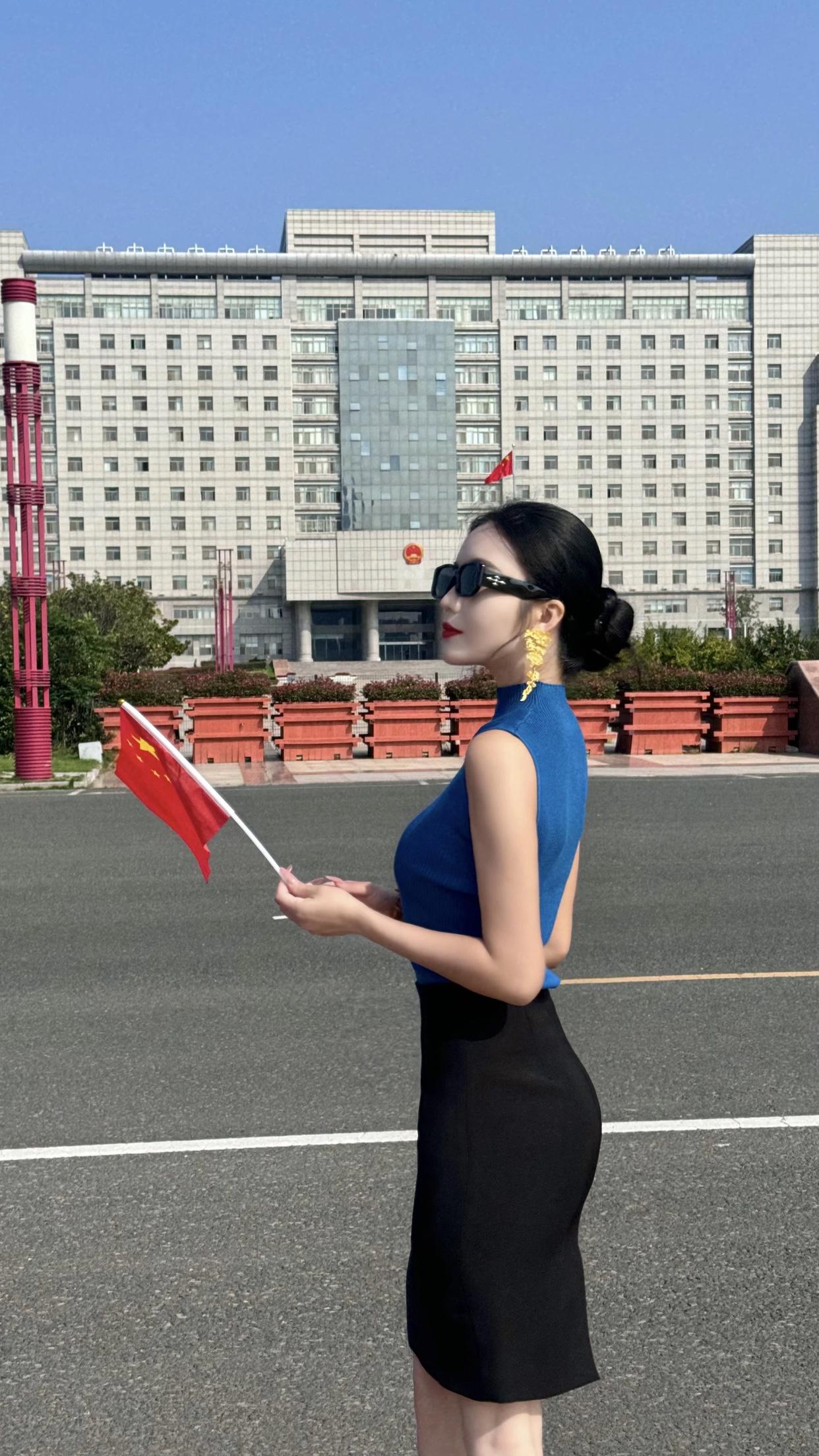 什么样的穿搭可以成为气质女神?注重服饰质感很关键。别追求花里胡哨的款式，避开廉价