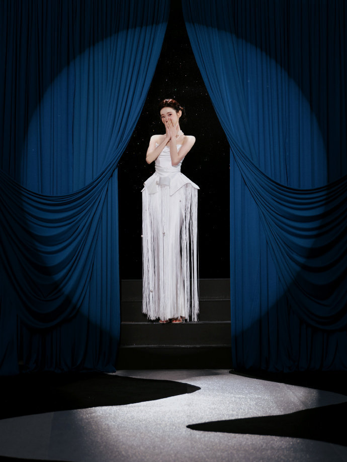 张艺凡眼影 张艺凡的粉紫调眼影太绝了！清透底妆搭配低饱和粉紫，把自带的清冷疏离感