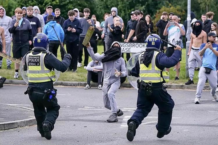 英国暴力骚乱火烧移民住所，马斯克却火上浇油，这场因两起移民伤人事件引爆的社会危机