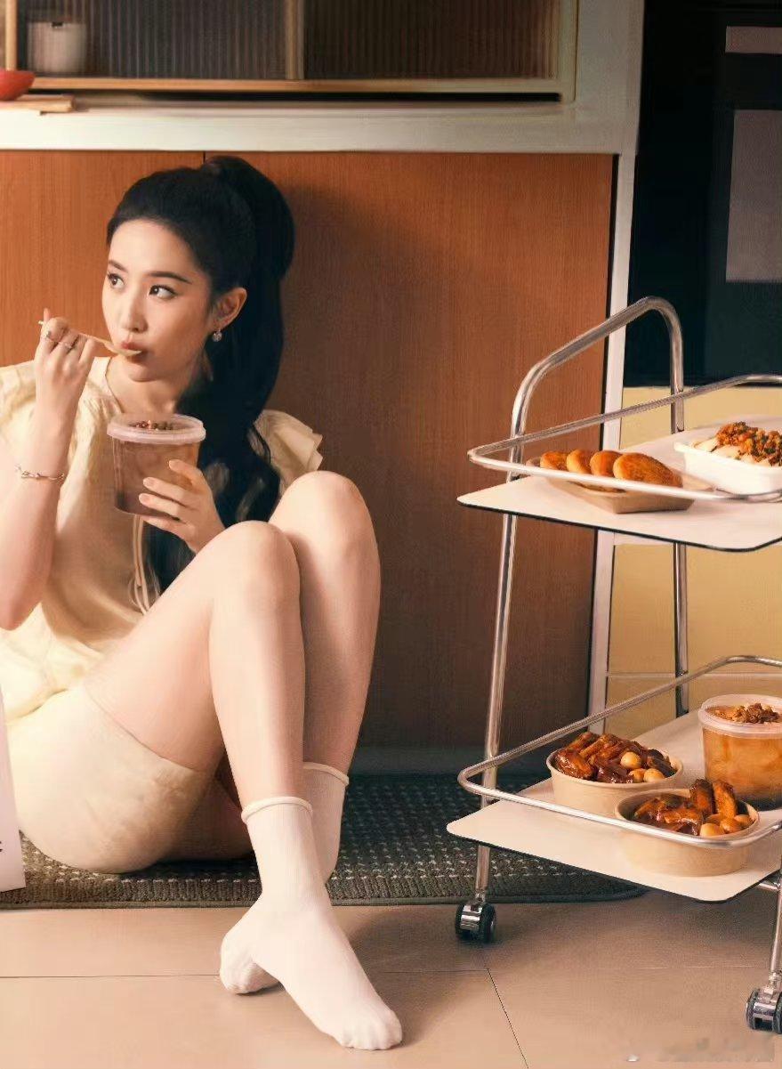 刘亦菲姐姐这组居家风格的照片真的是硬控住我了[赢牛奶][赢牛奶]还有手上这个廊坊