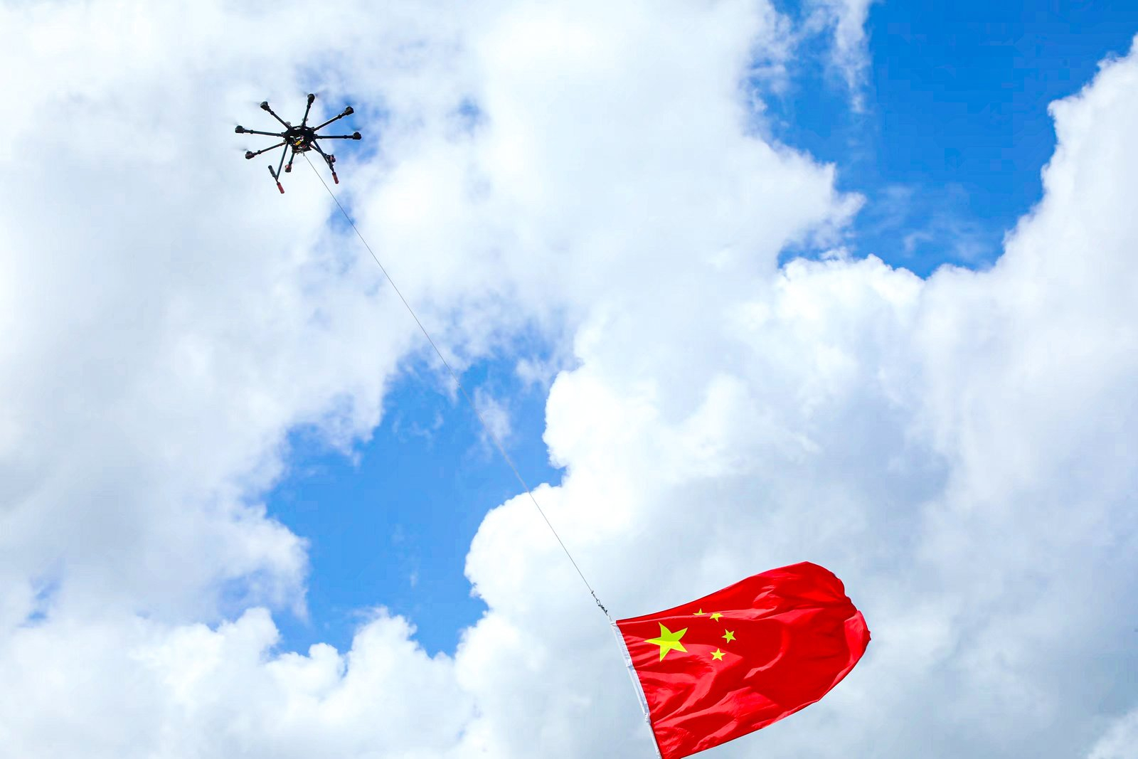 【低空博览会开幕在即，无人机“升起国旗”】7月20日、21日，以“启航低空新赛道