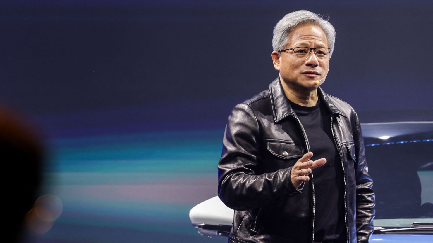 英伟达创始人黄仁勋近日在公开对话中表示，人工智能正催生代理式AI与物理AI两大市