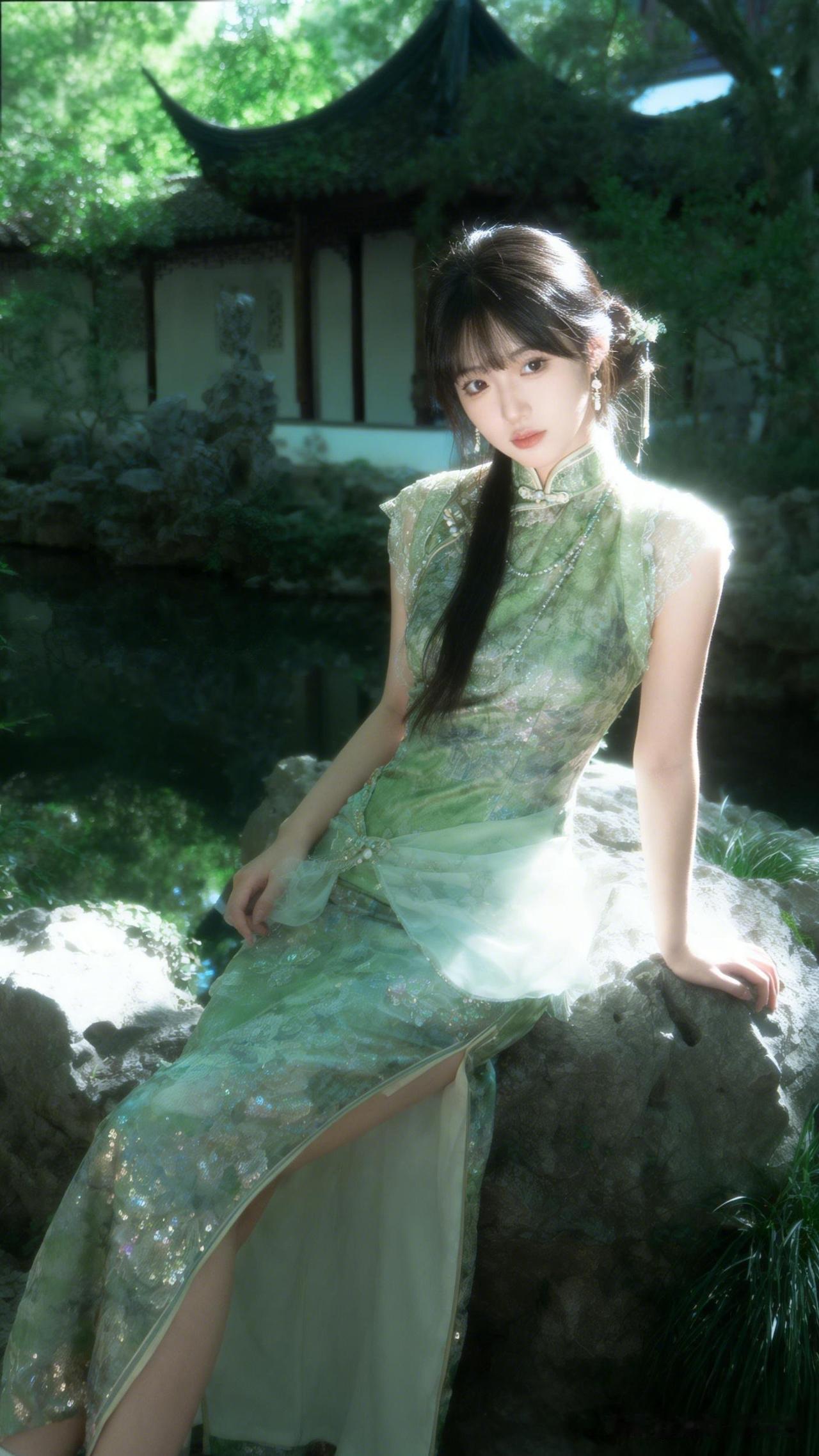 “古风少女，绿意盎然，静坐池塘边，悠然自得。”🌿💚📸