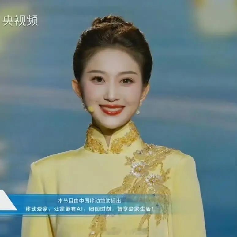今年春晚的新主持刘心悦哪里像39岁啊，二十七八岁还差不多，好年轻 