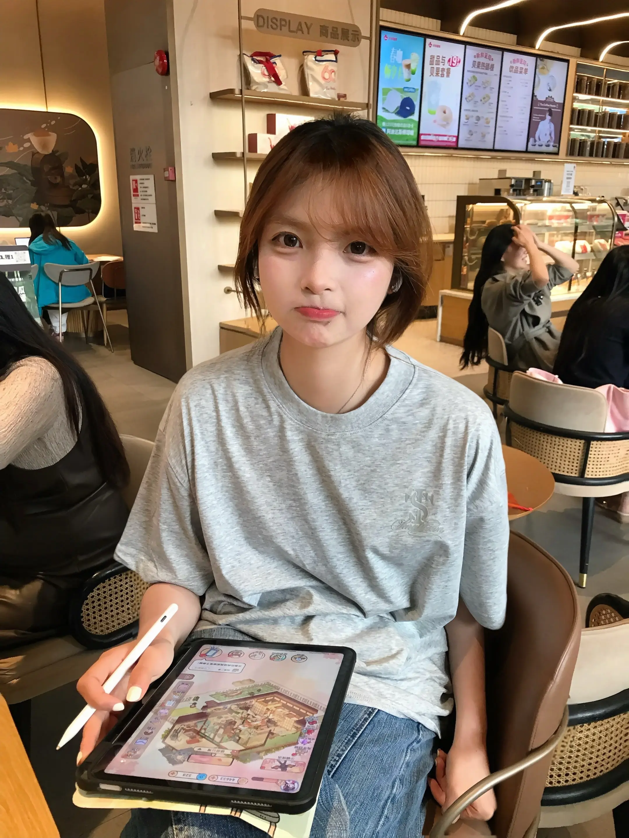 看着镜子里的人，我的发
