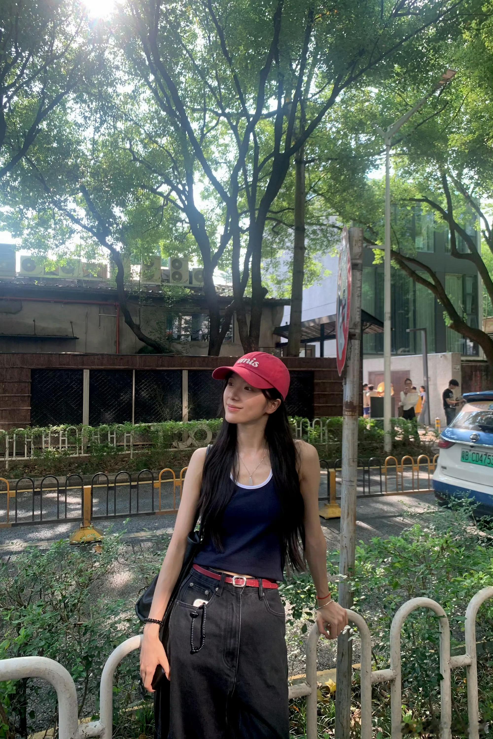 我真的很喜欢李思潼的私服照，清纯、活泼、富有生命力。 ​​​