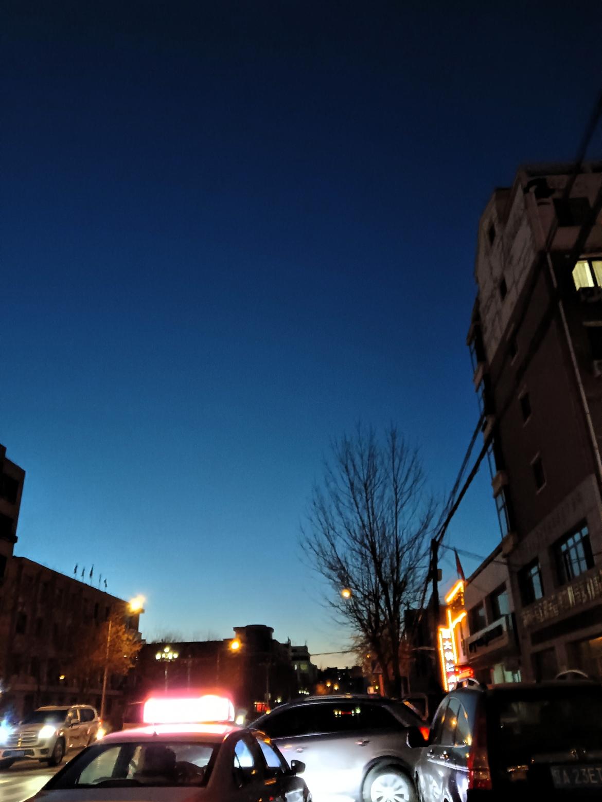 夜幕降临，车流如织，城市灯火阑珊。